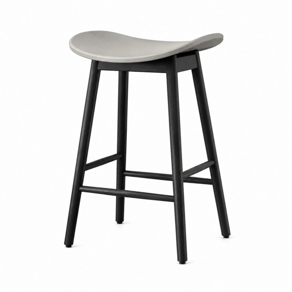 Sgabello da bar nero e grigio in legno massello con seduta curva 45 x 43 x 76 cm