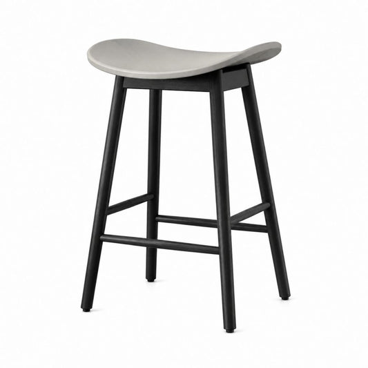 Sgabello da bar nero e grigio in legno massello con seduta curva 45 x 43 x 76 cm
